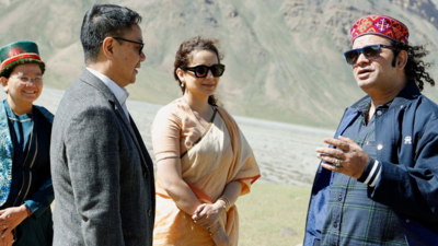 Don’t miss! At 15,000 feet, Kiren Rijiju’s jamming session with Mohit Chauhan and Kangana Ranaut – Video | India News Don’t miss! At 15,000 feet, Kiren Rijiju’s jamming session with Mohit Chauhan and Kangana Ranaut – Video | India News
