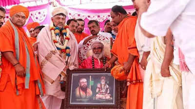 ‘In days to come… ‘: Lingayat seer backs DK Shivakumar for Karnataka CM post; reminds Congress of pre-poll deal | India News ‘In days to come… ‘: Lingayat seer backs DK Shivakumar for Karnataka CM post; reminds Congress of pre-poll deal | India News